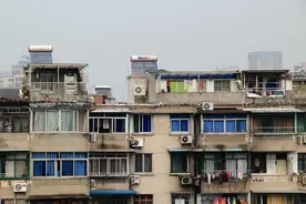 故事：早起去阳台，往对面邻居家看了一眼，这一看他撞破桩命案图片