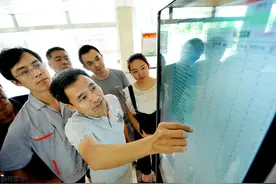 工商银行南京新马路支行热心服务老年客户图片
