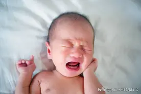 1岁内宝宝，如果睡觉出现3种反应，说明大脑发育得不错图片