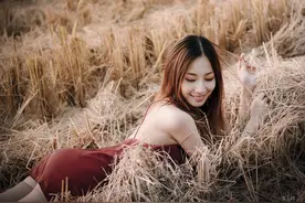 看！芦苇丛里的少女，哪一张能勾起你青春的回忆？图片