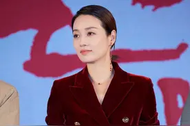 马伊琍的高级感从来没输过！穿红色丝绒西装配喇叭裤，气场全开图片