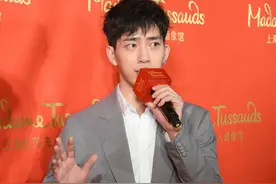 井柏然“灰白配”，化身精英商务男，散发成熟魅力图片