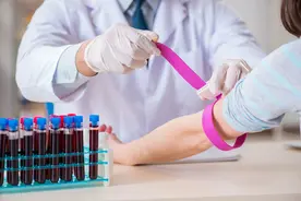 怀孕6个月的护士给患者抽血时被针头刺破，而患者是HIV感染者，医务人员染疫该怎么办？图片