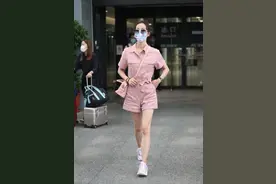 韩雪粉色连身短裤+Tod's手袋打造机场时尚，少女感满满图片