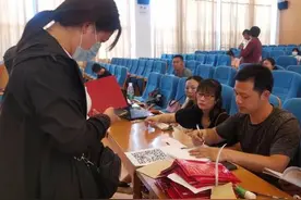 扬州“公民同招”第一年，记者探访小升初报名第一天图片