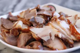 南京最好吃的猪头肉，40年味道依旧，45块钱一斤，出摊前排队图片