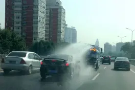 路遇到洒水车，你有蹭水洗车的想法吗？一分钟告诉你这有多危险图片