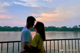 朋友圈超霸气的文案：事不在己，请勿评价他人图片