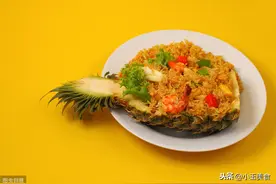 菠萝炒饭这样做才不会粘锅，色泽金黄，好吃到不剩一粒米饭图片