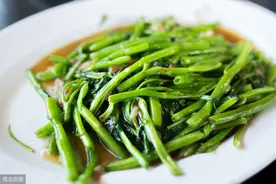 炒空心菜时，很多人少放了一味调料，难怪味道怪怪的，一点不鲜美图片