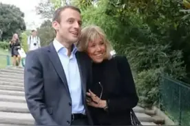 法国总统真浪漫！和大25岁老婆手牵手像带小孩，老婆钻他怀里撒娇图片