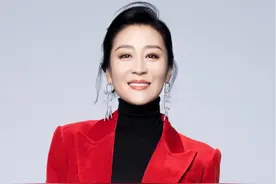 40岁苗圃高调亮相，穿红色西装配阔腿裤气质好飒，夸张耳环好抢眼图片
