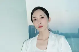 纯白西装帅气马尾现身 韩雪又美又飒图片