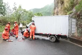 车祸，一人被困，消防紧急救援图片