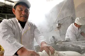 “粉条夫妻”手工制作红薯粉条20年 带领33户村民走向致富路图片
