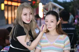 90后美女摊主汇聚济南一夜市，婀娜多姿争奇斗艳，举止风情万种图片