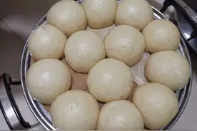 蒸馒头，最忌和面时直接加酵母，发面慢不均匀，教你正确做法图片
