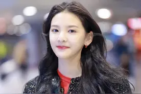 章若楠的“混搭”功力太强，小香风外套内搭卫衣，阔腿裤气场十足图片