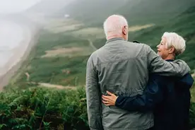 为什么越来越多的老年人，宁愿找保姆也不愿找老伴儿？图片