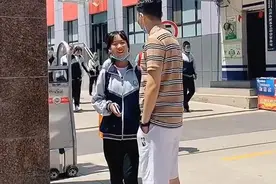 高颜值爸爸接女儿放学，被误认为女儿男朋友，女儿澄清：是我亲爹图片