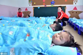 在幼儿园不睡午觉的孩子都在干嘛？碰上个好老师，真是孩子的幸运图片