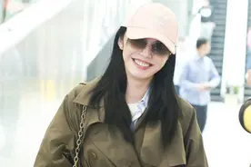 姚晨机场又现高级穿搭，风衣配棒球帽高级显气场，不像79年的人图片