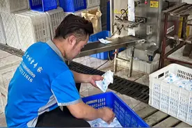 济南报业记者探访“冰工厂”：日产10吨食用冰，冷库“冰火两重天”图片