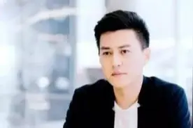 主持问靳东：胡歌和王凯找你借钱，你借给谁？靳东回答获全场点赞图片
