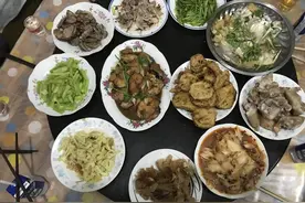 婚后初次去婆家过年，做饭只要我洗碗，亲戚来了才知婆婆的算计图片