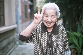 68岁老太亲身经历：寡居7年不找老伴不麻烦儿女，活得特滋润图片