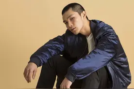 体育生寸头男模，戴口罩秀六块面包腹肌，气质有多A：我馋了！图片