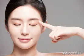 极简生活  日常妆容 四件必须品图片