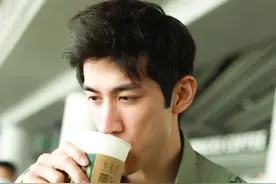 80后李治廷一袭军装感穿搭，英气十足现身机场，喝咖啡宛如贵公子图片