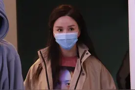 娄艺潇口罩遮面大眼迷人 长发披肩甜美清新图片