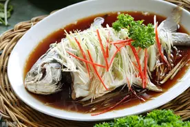 做清蒸鱼，牢记选鱼处理蒸制3流程，细嫩鲜美无腥味，上桌就光盘图片