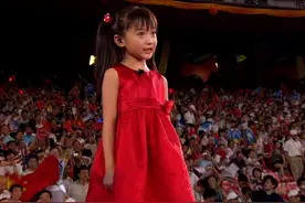 张艺谋后悔让林妙可假唱，错误决定让她遭遇网暴，林妙可却很感激图片