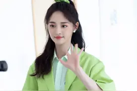 夏天想要穿得更吸睛，翻领服饰少不了！知性端庄显气质、可甜可仙图片