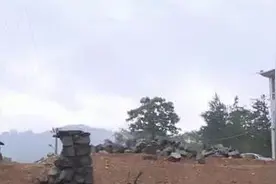 永定一起因屋前护坡出现坍塌断层而引发的纷争图片