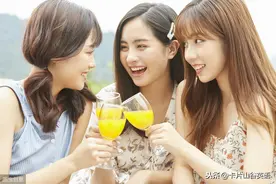 朋友说“kick back at home”可不是“把你踢回家里”啊图片