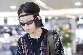 窦靖童在机场又“作妖”，穿民族风针织衫配工装裤，比她妈妈更酷图片