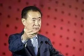辽宁他最有钱有权，花24亿建城堡送夫人，王健林在飞机上陪他打牌图片