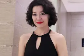 45岁刘琳剪短发真美，卷发红唇很港风，一身镂空黑裙尽显好身材图片