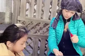 安徽卫视一姐周群晒与女儿打铁的视频！玖月奇迹王小玮搞笑评论图片