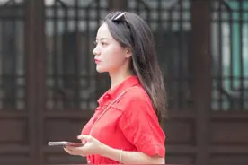 红色连衣裙的美女，宛如行走在街头的一朵红云图片
