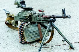 军事丨俄特种兵就爱抱PKM机枪，玩近距离射击，威力远比RPK要好图片