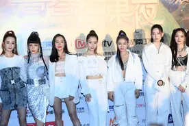 《乘风破浪的姐姐们》亮相青春芒果夜 万茜带伤亮相图片