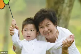 五十岁的婆婆打算改嫁，“不行，你不在谁给我们带孩子？”图片
