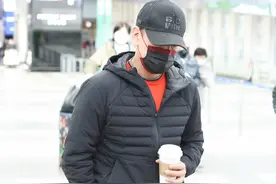 王耀庆全黑造型现身，手捧奶茶低调又显趣味，霸道总裁也是挺可爱图片