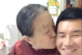 “嘎子”与张少华的祖孙情，几乎每年探望，敢公开亲吻对方图片