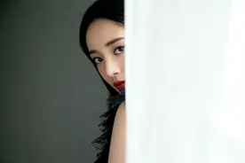 周洁琼羽毛流苏裙双面甜酷气质优雅大方图片